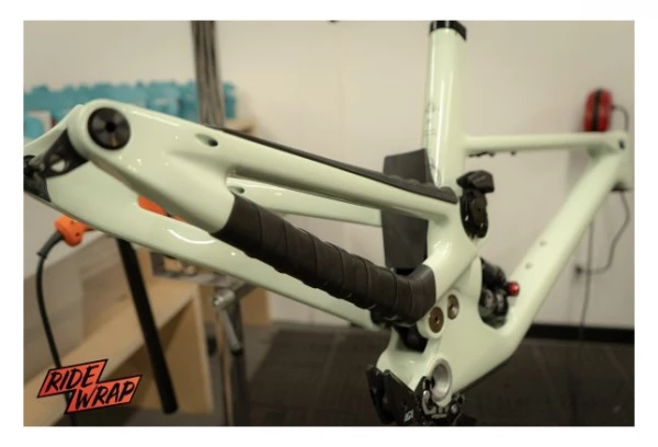 Protège-Base RideWrap Chainstay Armor Noir Mat 2 Protège-Base RideWrap Chainstay Armor Noir Mat – Image 2