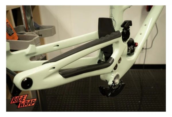 Protège-Base RideWrap Chainstay Armor Noir Mat 3 Protège-Base RideWrap Chainstay Armor Noir Mat – Image 3