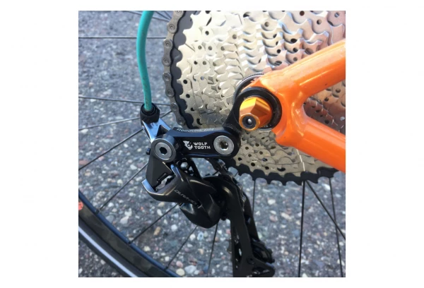 Extension De Patte De Dérailleur Wolf Tooth RoadLink DM (Direct Mount) Pour Dérailleur Route/Gravel Shimano 3 Extension De Patte De Dérailleur Wolf Tooth RoadLink DM (Direct Mount) Pour Dérailleur Route/Gravel Shimano – Image 3