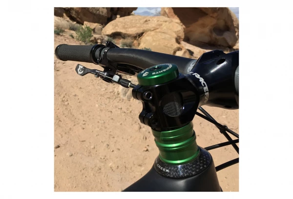 Kit De Personnalisation Wolf Tooth Anodized Color Kit (Entretoises De Direction, Capot De Direction, Vis De Porte-Bidon) Vert 2 Kit De Personnalisation Wolf Tooth Anodized Color Kit (Entretoises De Direction, Capot De Direction, Vis De Porte-Bidon) Vert – Image 2